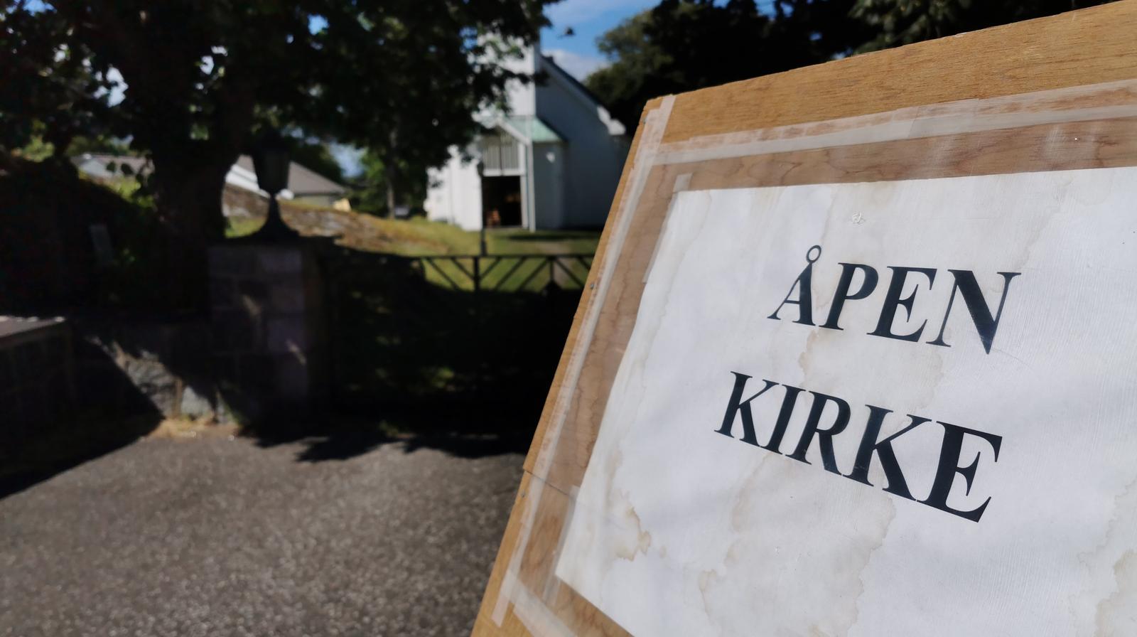 Oversiktsbilde av kirkerommet. Bilde tatt i midtgang mot altertavle og viser lysglobe, løper, altertavle og benkerader.